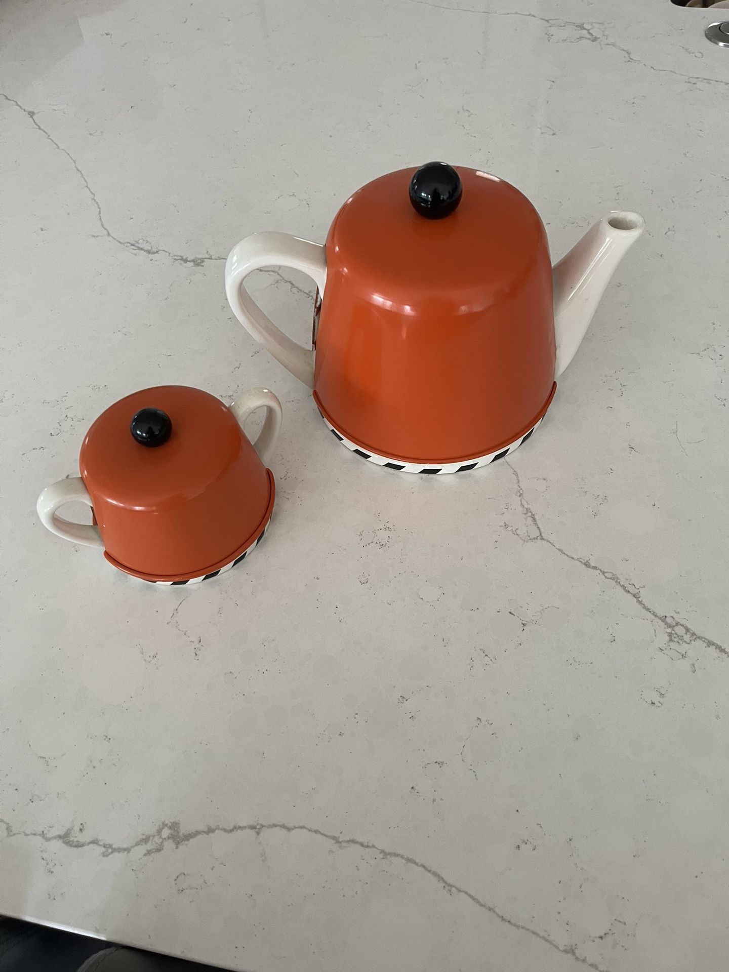 Geoffrey Beene Teapot And Sugar Bowl