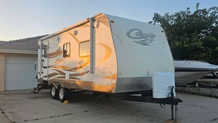 2012 Keystone Cougar 22ft Trailer W/Slide Out Sleeps 4