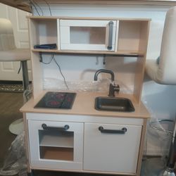 BRANDNEW SMALL KITCHEN FOR KIDS! 