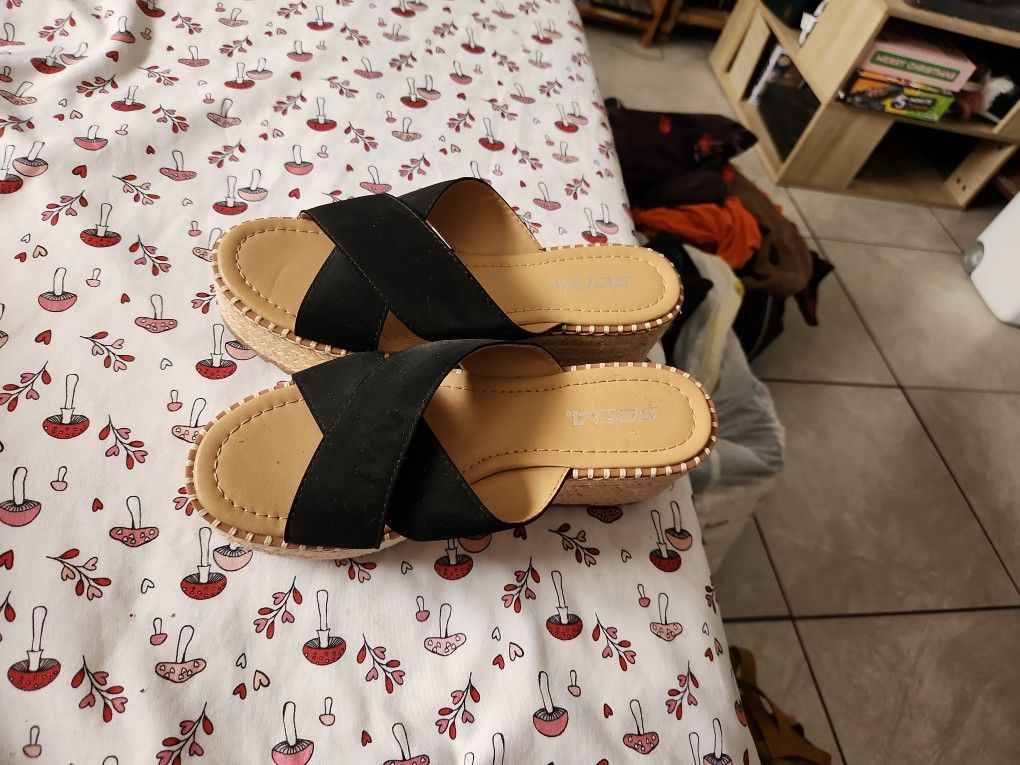 8 1/2 Black Wedges