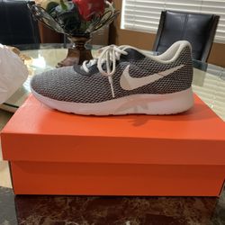 Nikes Tennis Shoes