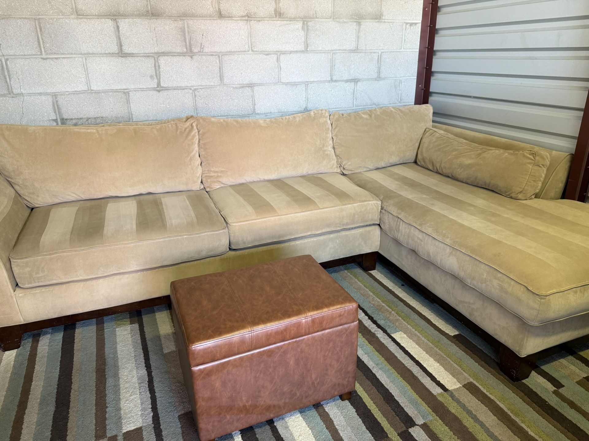 Cream La-Z-Boy 2 Piece Sectional !! Free Delivery !!🚚