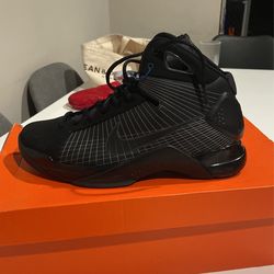 Dead stock Size 9 08’ Hyperdunk Triple Black