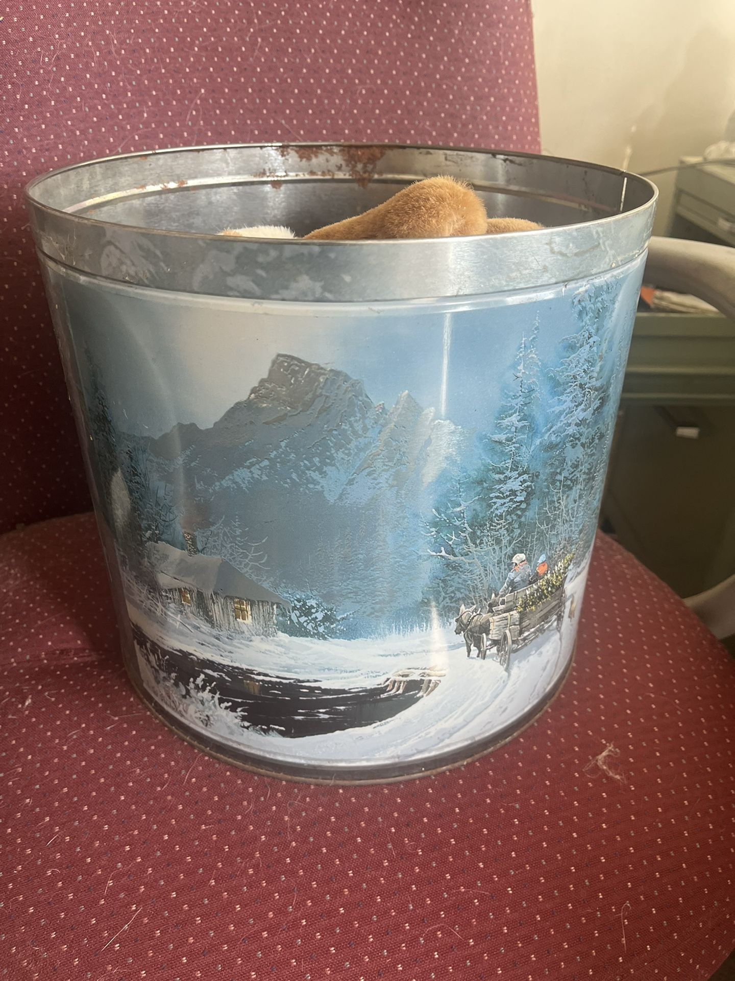 Christmas tin with five little teddy bears