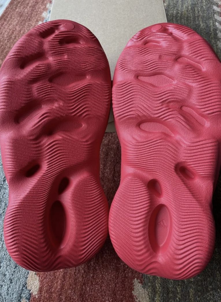 Yeezy Foam Runners “Vermillion” Size 9 for Sale in Lodi, NJ OfferUp