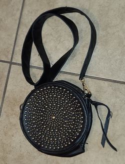 NWOT BLACK ROUND STUDDED CROSSBODY BAG FAUX LEATHER CIRCLE PURSE GOLD HARDWARE HANDBAG SHOULDER BAG BIKER STYLE
SATCHEL