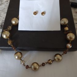 Ladies Chocker And Stud Earrings 