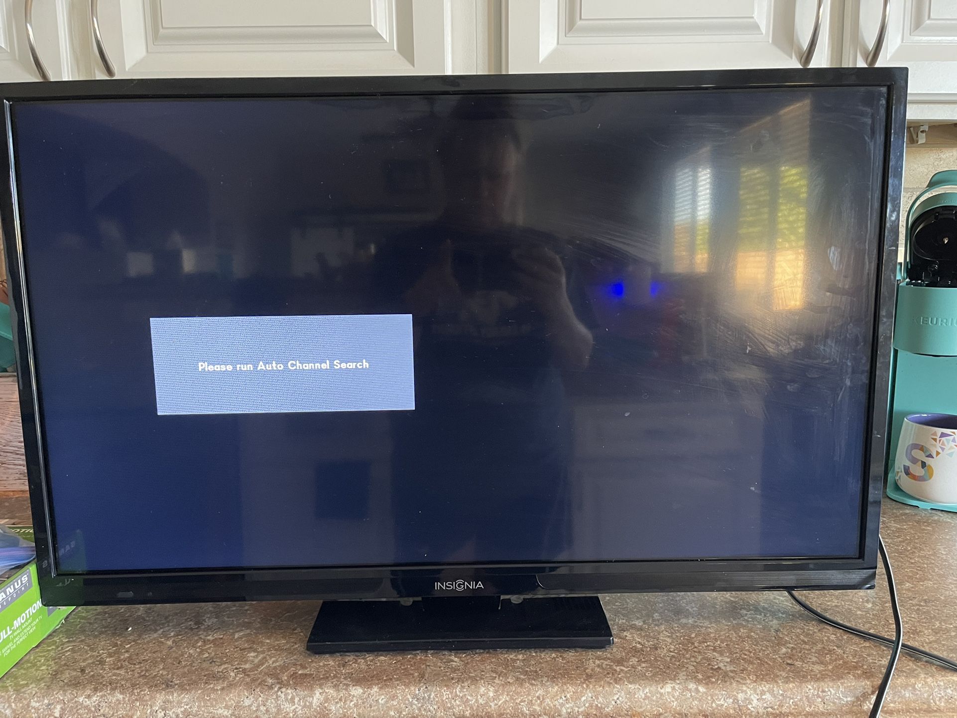 Insignia 32 inch LED TV Model No. NS-32D201NA14 And Remote w/Wall Mounting Kit attached