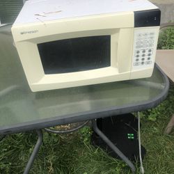 Very Good Condition Emerson Microwave 