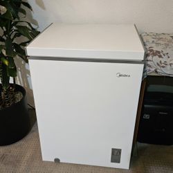 Midea Chest Freezer 5.1-cu Ft