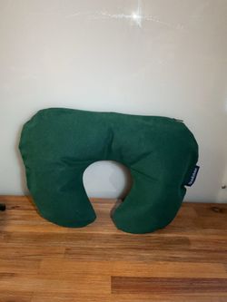 This dark green JUSPURBET decorative cushion cover features an invisible zipper and is made of soft velvet.