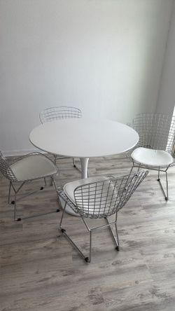Round Table witn 4 Chairs