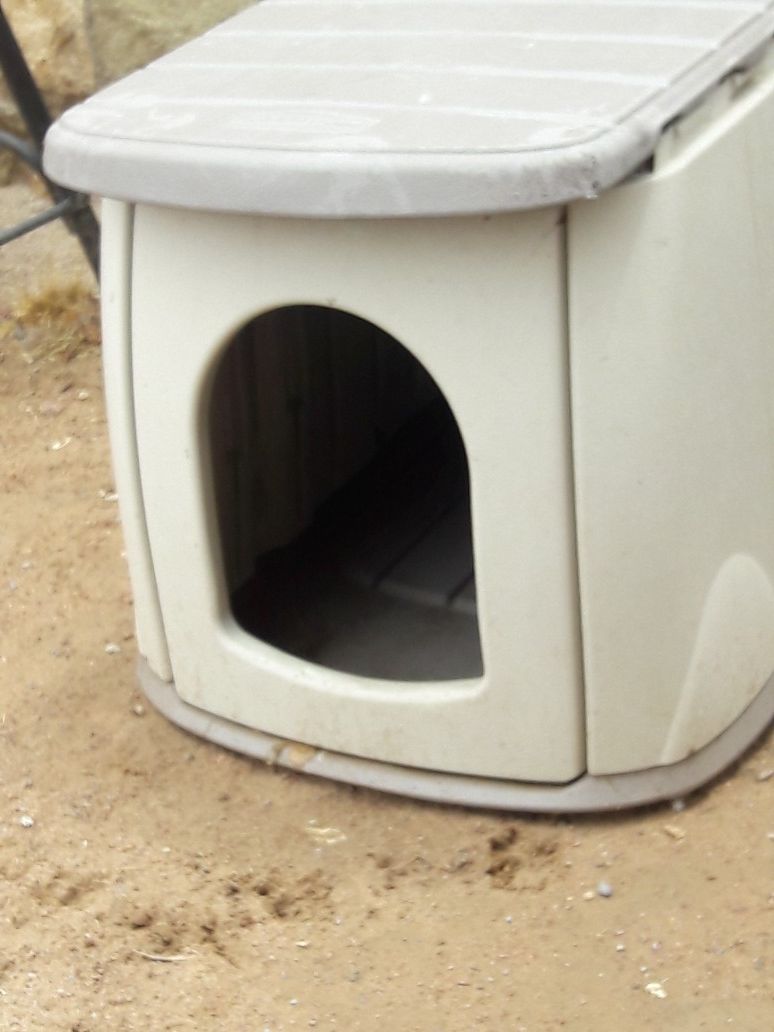 Rubbermaid Dog House