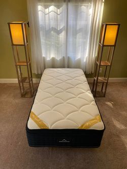 The DreamCloud Twin XL, Like New, Excellent Condition