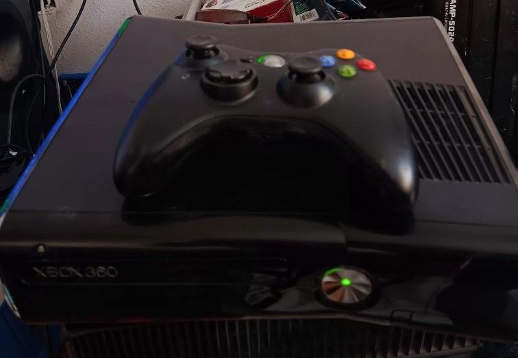 Xbox 360 Slim With One Controller One Movie