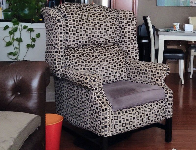 Recliner ( Used ) Mixture Of Color (Black,Grey and Beige)
