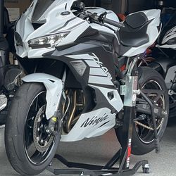 2025 Kawasaki ZX4RR. Semi New $10k in Upgrades