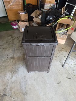 Outdoor Plastic Trash Can with Lid