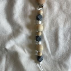 Baby pacifier clip