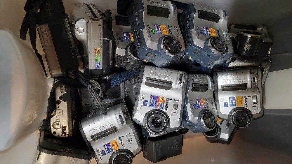 20 Sony FD200 And FD100 Cameras and Batteries All AS IS