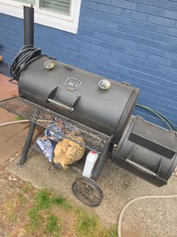 Oklahoma Joe's offset wood smoker