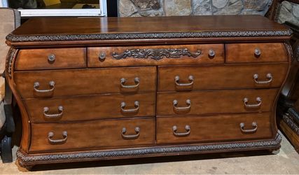 ✨ Ashley Chateau Frontenac 4-Piece Bedroom Set ✨