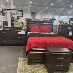 6 PIECE QUEEN BEDROOM SET. Includes: 3Pc Bed, Nightstand, Dresser & Mirror  