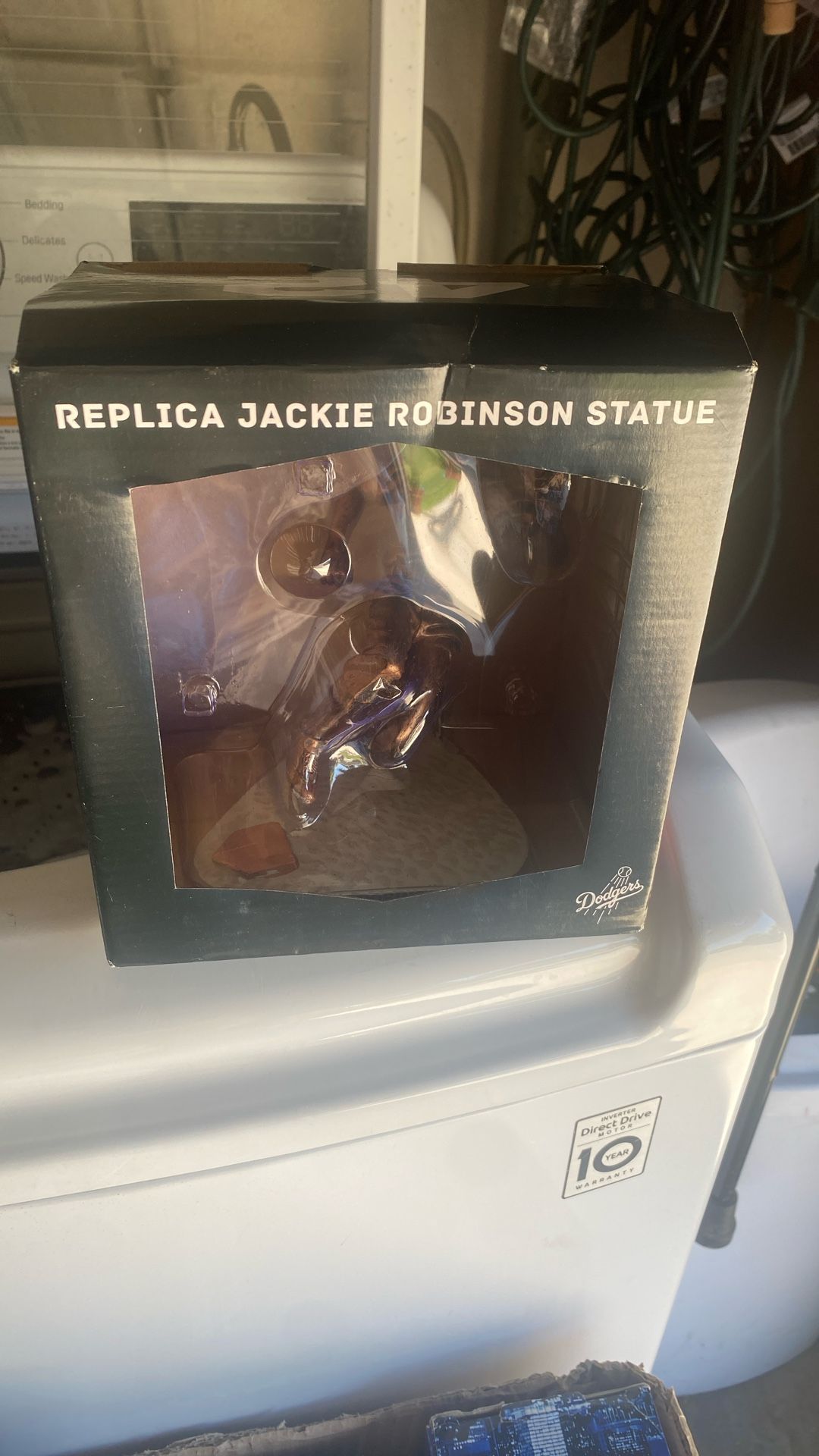 DODGERS JACKIE STATUE