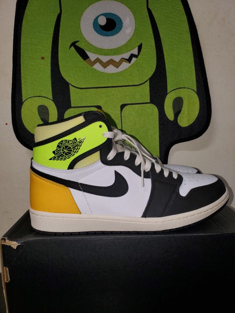 Air Jordan Retro 1 High OG Volt Gold.  Size 9 Men's 