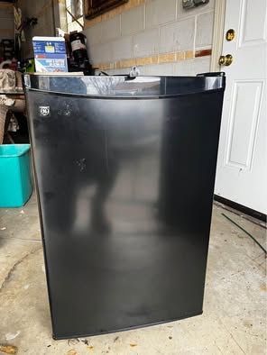GE Mini Fridge