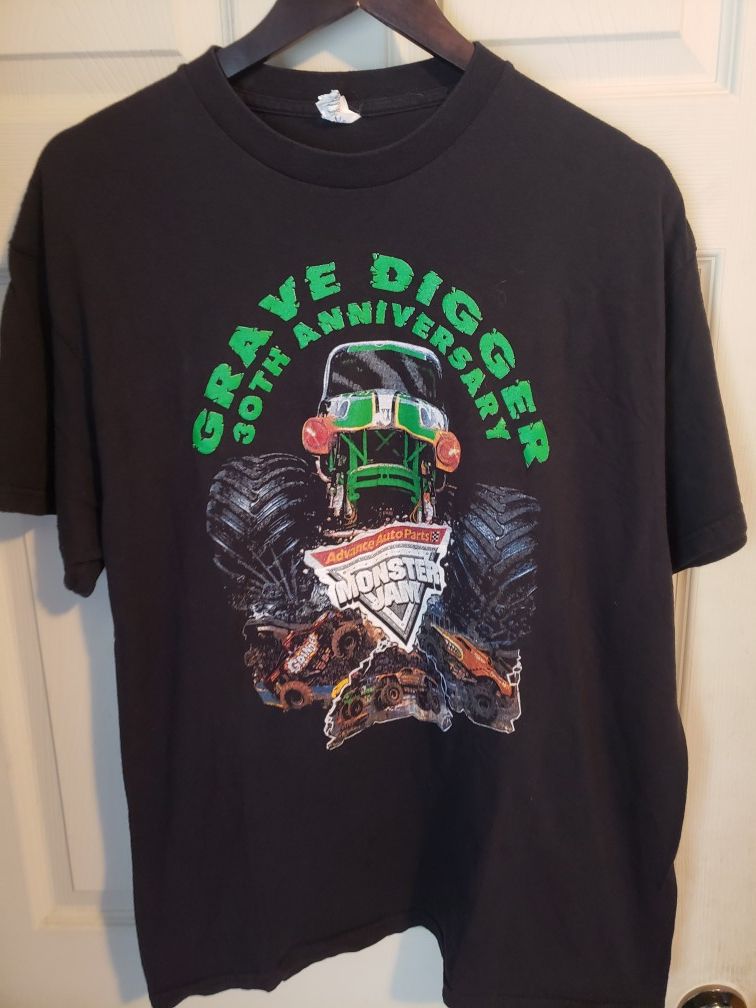 2014 grave Digger shirt signed by all thr drivers