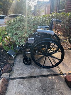 Drive Medical Wheelchair with Footrests lightweight NEW