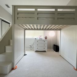 Pottery Barn Kids Catalina Stair Loft Bed (Twin) – White – Excellent Condition