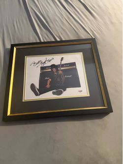 Slash from Guns N’ Roses has an original and flawless, autograph, and picture!!