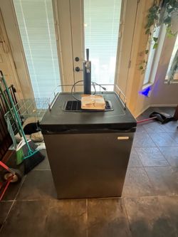 Insignia kegerator