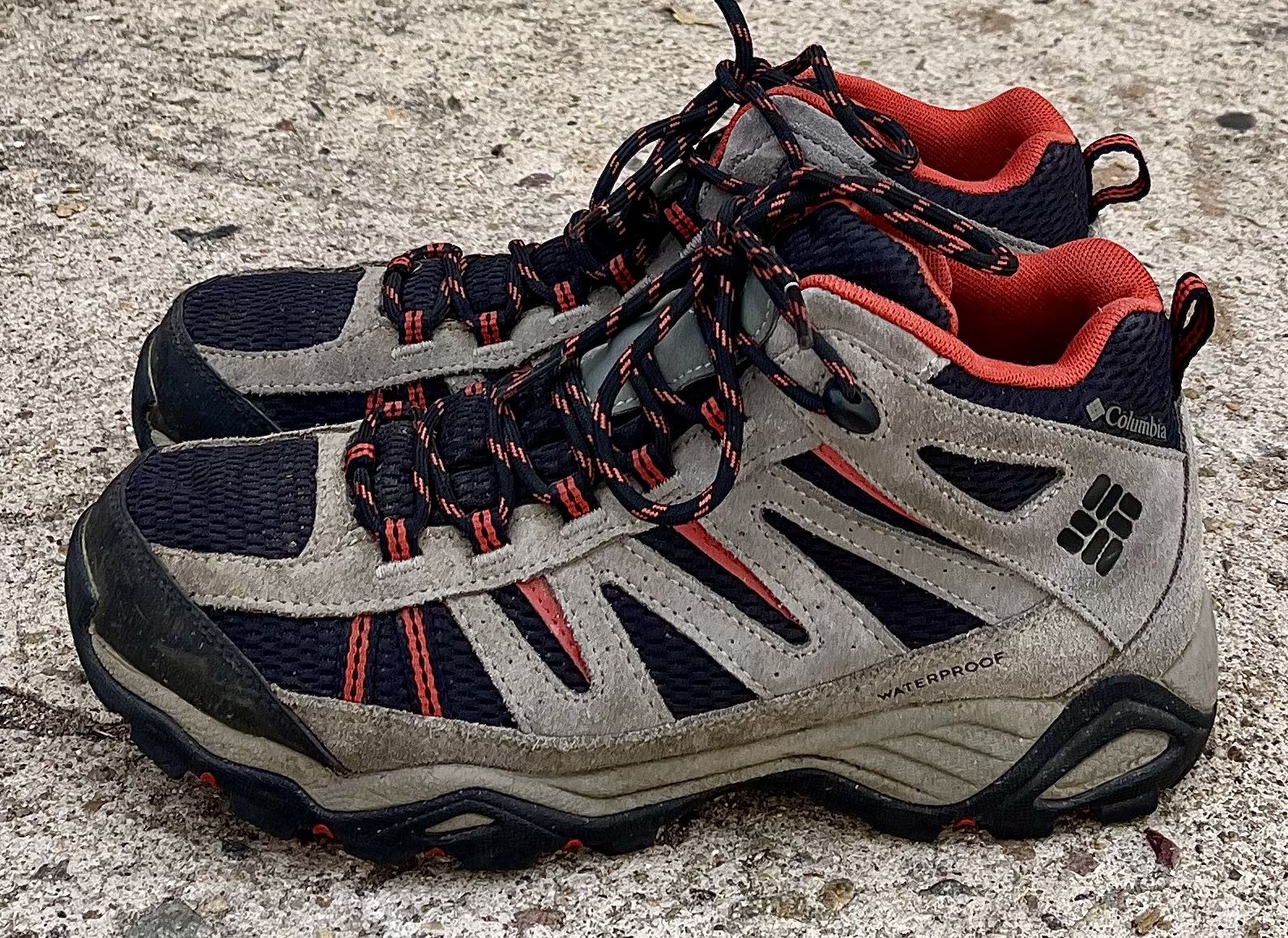 COLUMBIA HIKING BOOTS