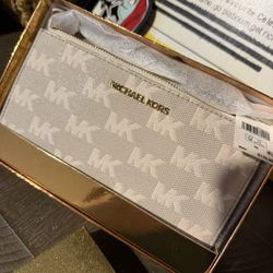 Micheal Kors Wristlet 