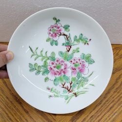 Vintage Famille Rose Porcelain Hand-Painted “Dynasty” Plate by Heygill Imports from Hong Kong. 
1970s or 1980s