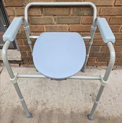 NOVA Comode 300 lb. in excellent condition & CLEAN $25. Pick-up In Aurora.