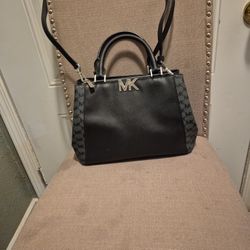 Bolso MK Negra Con Gris$40 