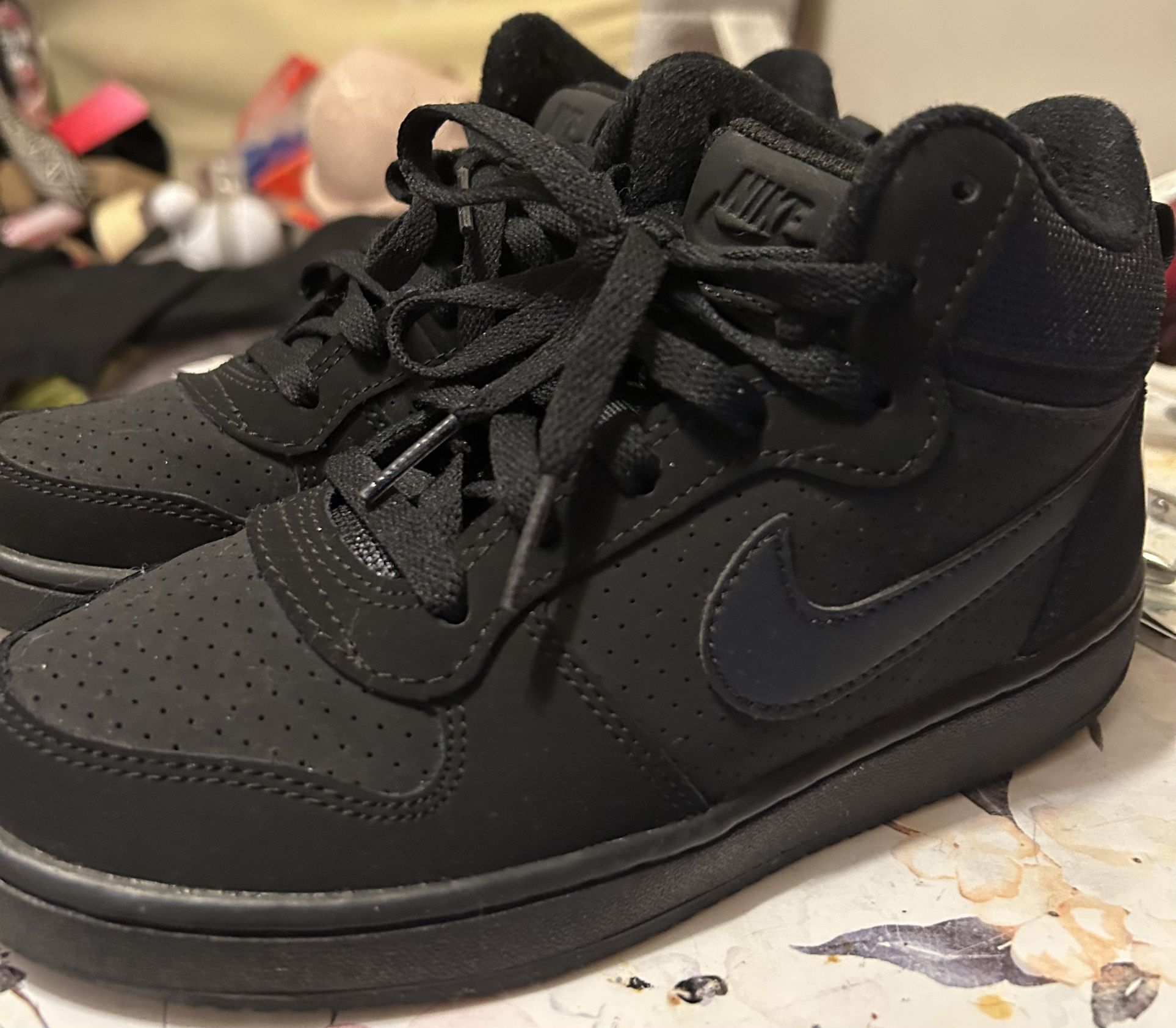 Nike - Black Size 4Y