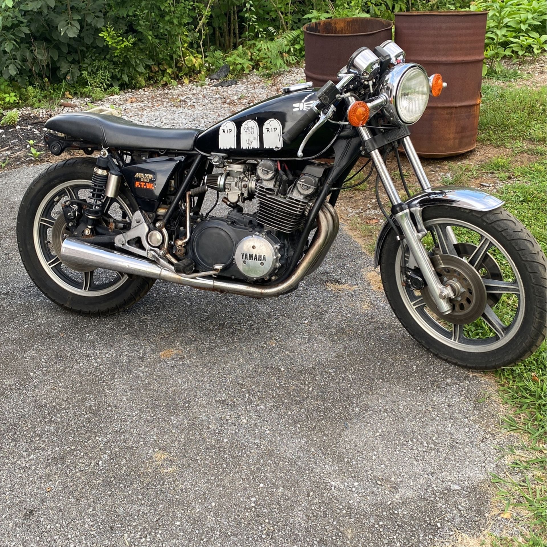 Yamaha 750 Triple Heads It' cafed Out It starts and runs fine the brakes could be played with a little bit better and yes Have Title