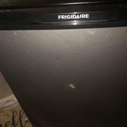 Mini Fridge Frigidaire Works Great! 👍😃 