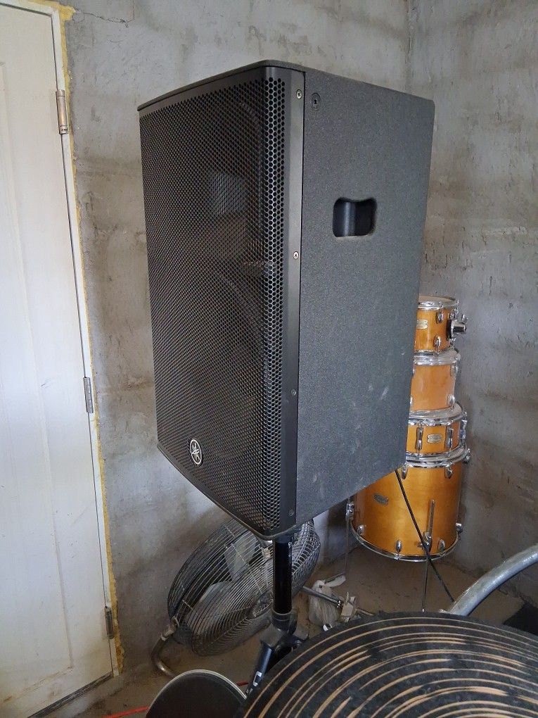 2 Yamaha DHR15 PA Speakers