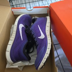 Lady's running shoes