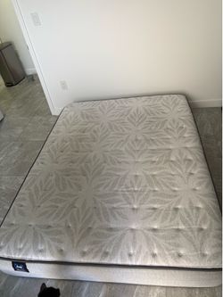 Queen Mattress excellent condition, medium firm