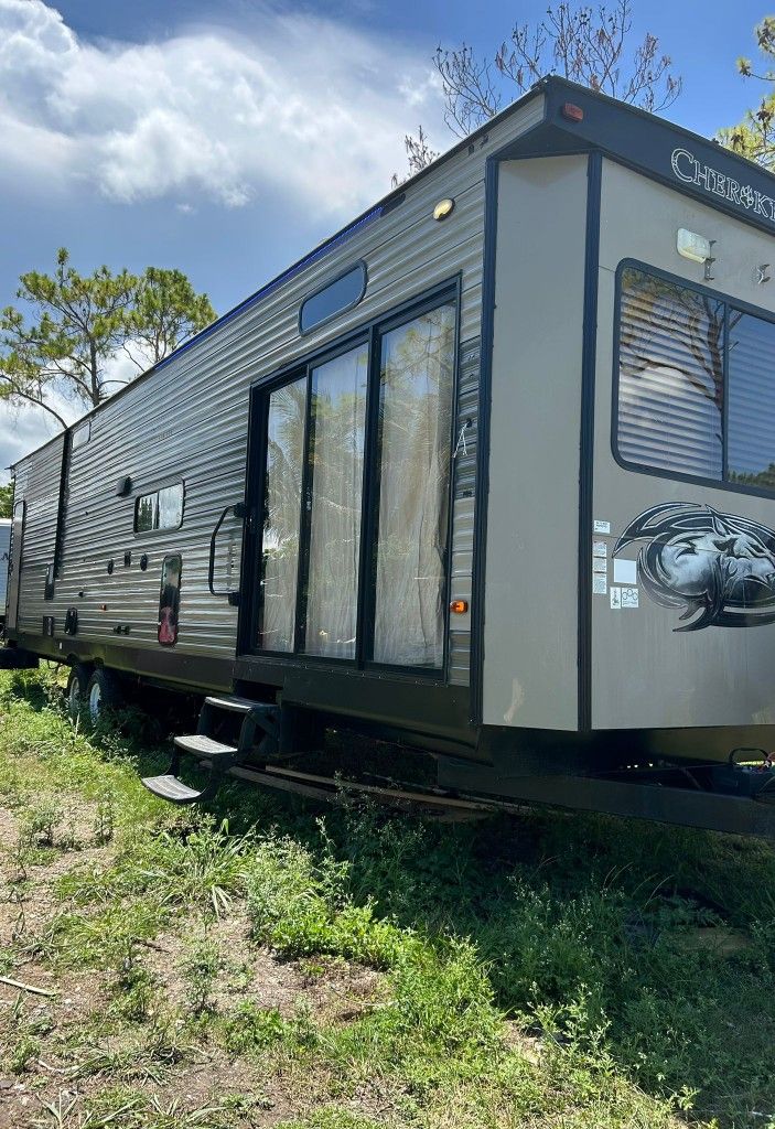 2018 Cherokee by Forest Rivers 39LS