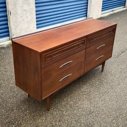 Mid Century Broyhill Sculptra Vintage Walnut 6 Drawer Dresser Lowboy MCM