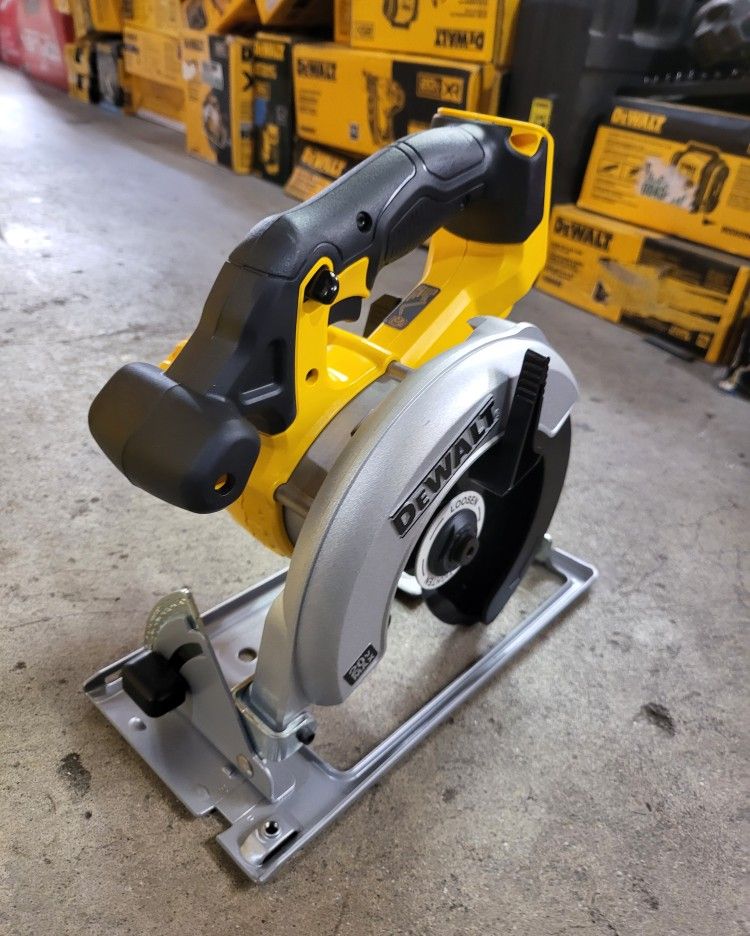 DEWALT 20V CORDLESS CIRCULAR SAW 6-1/2 IN. $120