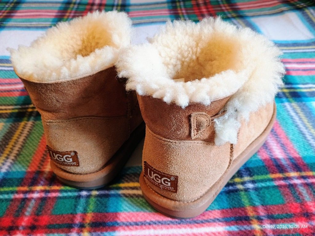 BOOTS UGG Australian Genuine, Double Face, Size M4/ L5, used, Like New. $60